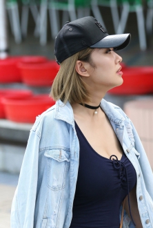 时尚丰满美少妇
