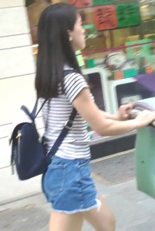 条纹T恤牛仔热裤美少妇