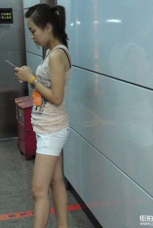 夏天的北京地铁，清凉装美少妇
