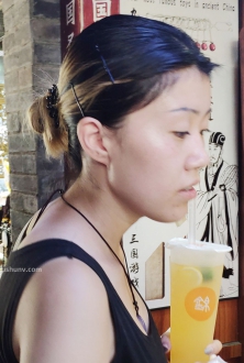 街拍黑背心黑休闲热裤美女图片
