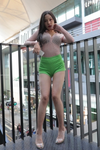 高清街拍绿色超短裙美女图片