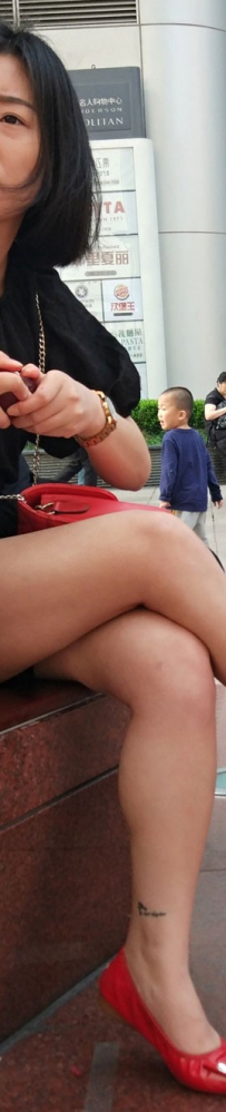 街拍购物的美女图片