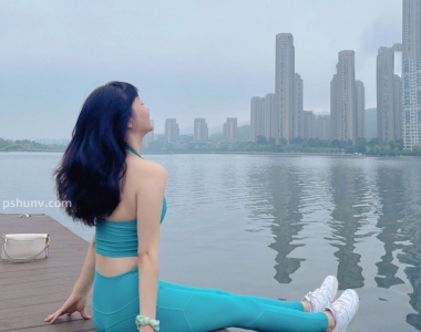 瑜伽美女居家运动自拍照
