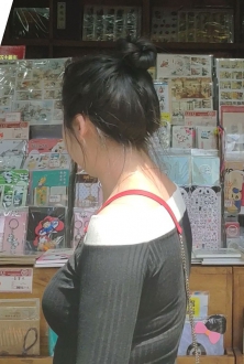 丰满美女姐姐黑色一字肩街头漫步2