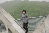 短发美熟女户外旅游照
