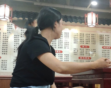 街拍美女浅色牛仔热裤美腿图片