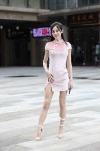 极品粉色旗袍肉丝美腿美眉