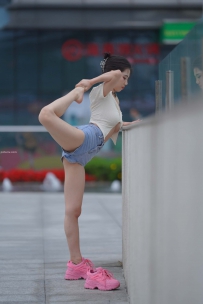 蓝色牛仔热裤大长腿美女街拍