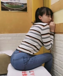 街拍横条T恤配牛仔裤美女图片