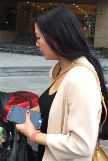 可能是等人等的心急，小肩包把胸部勒得有深度