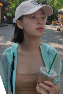 街拍白色棒球帽吊带卡其色汗衫美女图片