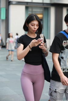 街拍穿粉色的瑜伽紧身裤美女