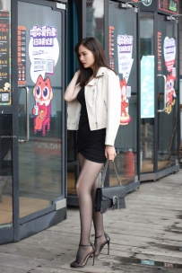 街拍黑色热裤黑丝迷人美女图片