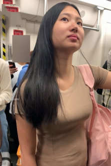 穿“土色”连衣裙,搭配恨天高,低调而不失高级感美女图片