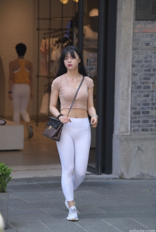 街拍白色瑜伽紧身裤美女身材一流