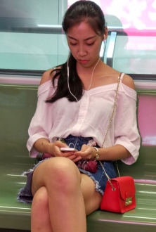 地铁上翘二郎腿的热裤少女