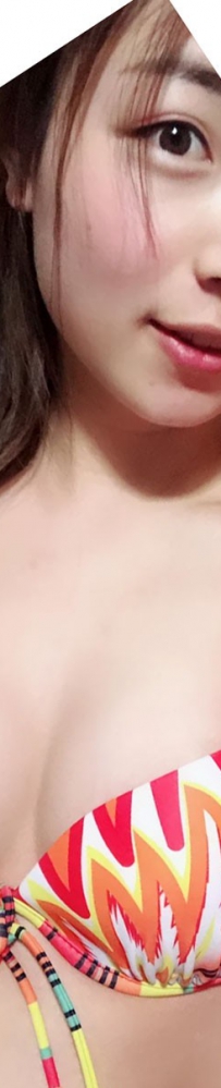 青春可爱的美眉晒美胸