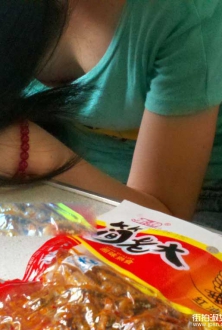 高铁上打瞌睡的美少妇