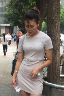 超薄的内衣，少妇透出性感的两点