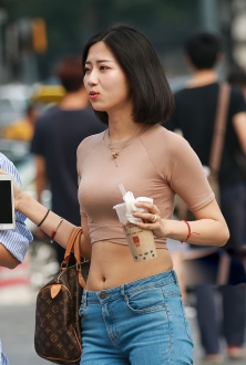 时尚牛仔少妇露脐装性感街头拍摄