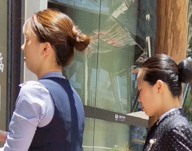 街拍制服美女职业装美女丝袜美腿