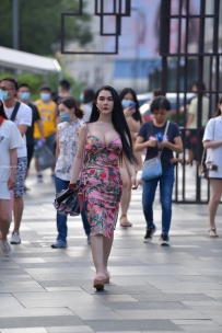 街拍波涛汹涌的长裙美女