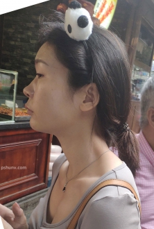 街拍灰色v领T恤黑色休闲裤美女图片2