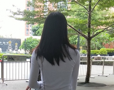 天蓝色短裙性感美腿美女街拍图片