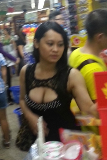 大胆性感的少妇爆乳装逛超市