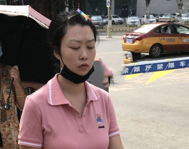 粉色连衣短裙的成熟魅力