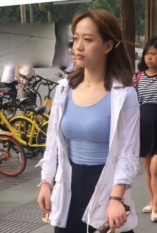 熟女丰满是由于经常被按摩的缘故，不信，你看