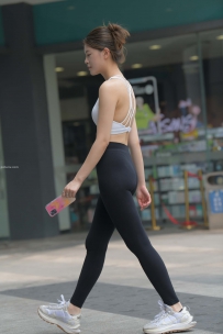 街拍黑白配瑜伽裤鲨鱼裤美女
