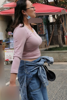 丰满粉色长袖T恤美熟女