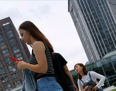 街拍蓝色紧身九分裤牛仔裤漂亮的外国美女