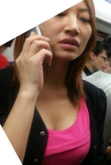 接电话的女人
