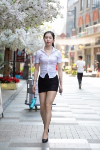 搭讪清秀可人的亮丝小姐姐