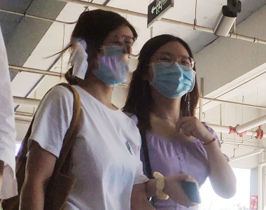 街拍浅色牛仔热裤美腿美女