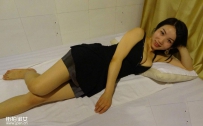 黑色低胸性感礼服美少妇等你来叫钟了