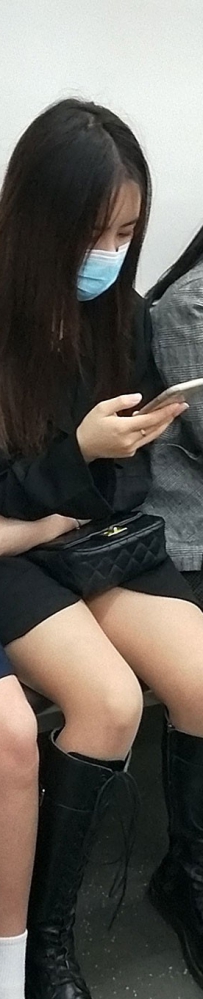 街拍地铁中的一对闺蜜