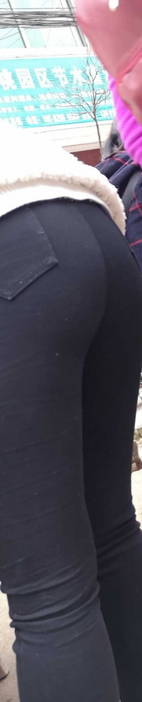 街拍黑色休闲裤美女翘臀图片