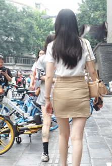 街拍时尚穿搭卡其色短裙美腿美女写真图片