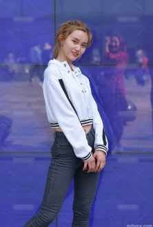 街拍北京太古里时尚牛仔美女美臀图片