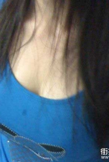 夏日深圳地铁蓝色T恤美女