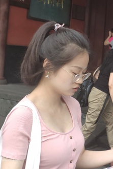 街拍粉色针织衫短裙美少妇图片