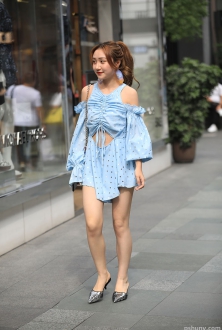 街拍蓝色短裙美少女充满青春活力