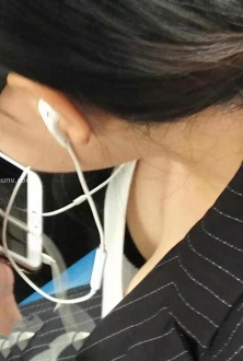街拍黑色小西服白色打底衫美女图片