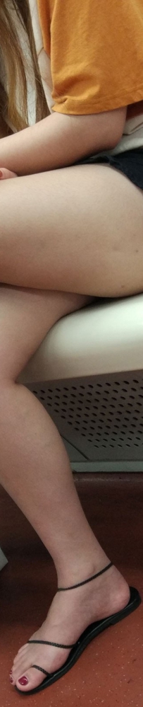 街拍地铁上的小情侣