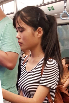 条纹衫美女站在车厢中间被我看得有点害羞了