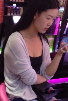 化妆品店的低胸美少妇
