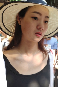白色大圆帽配太阳镜美女图片